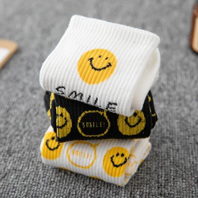 Cartoon Smiley Socken Frauen Japanische Mode Kawaii Nette Crew Socken Mädchen Weiß Schwarz Lächeln Gesicht Casual Baumwolle Socke